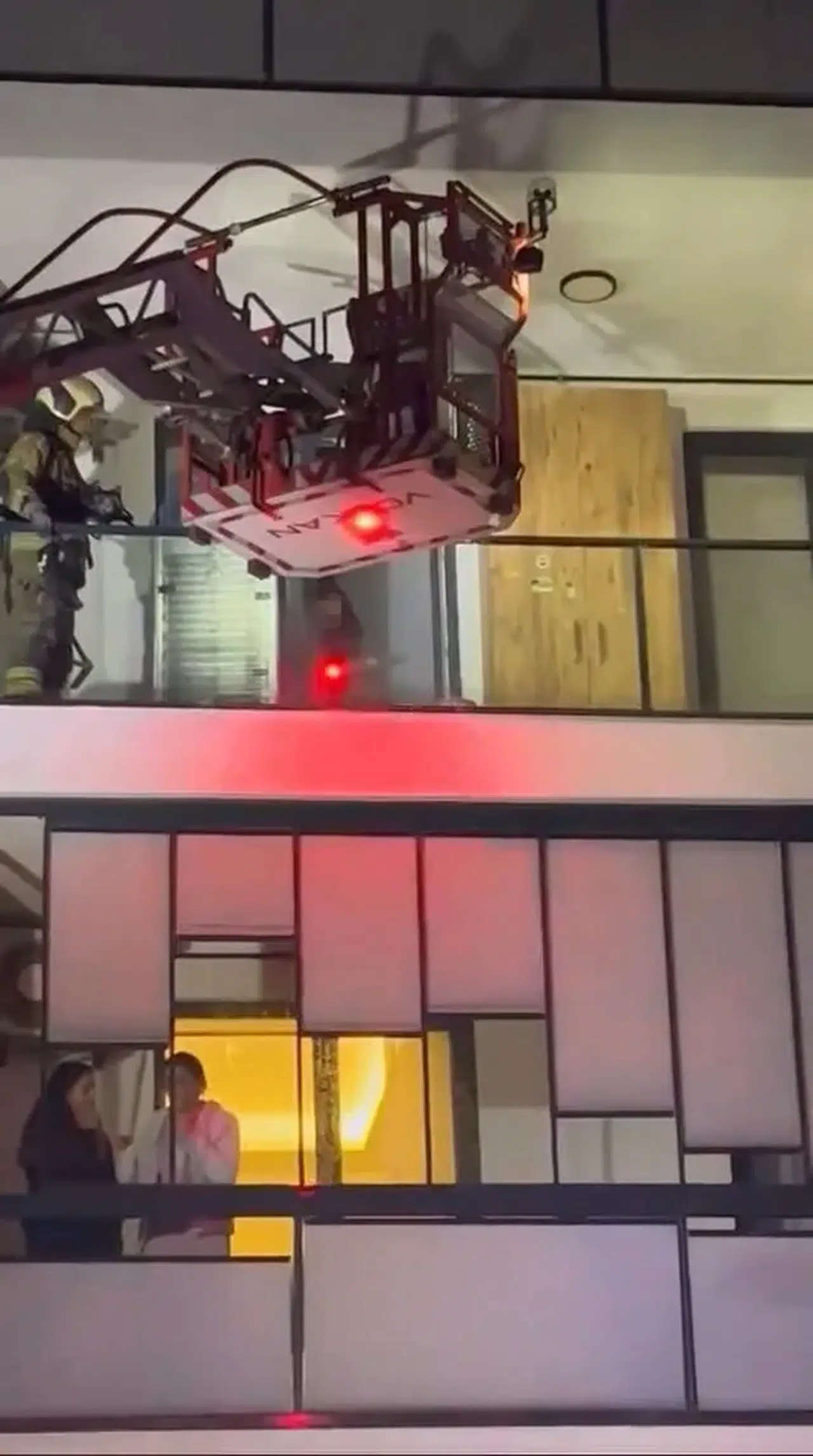 Sinir krizine girip evini yakmak istedi