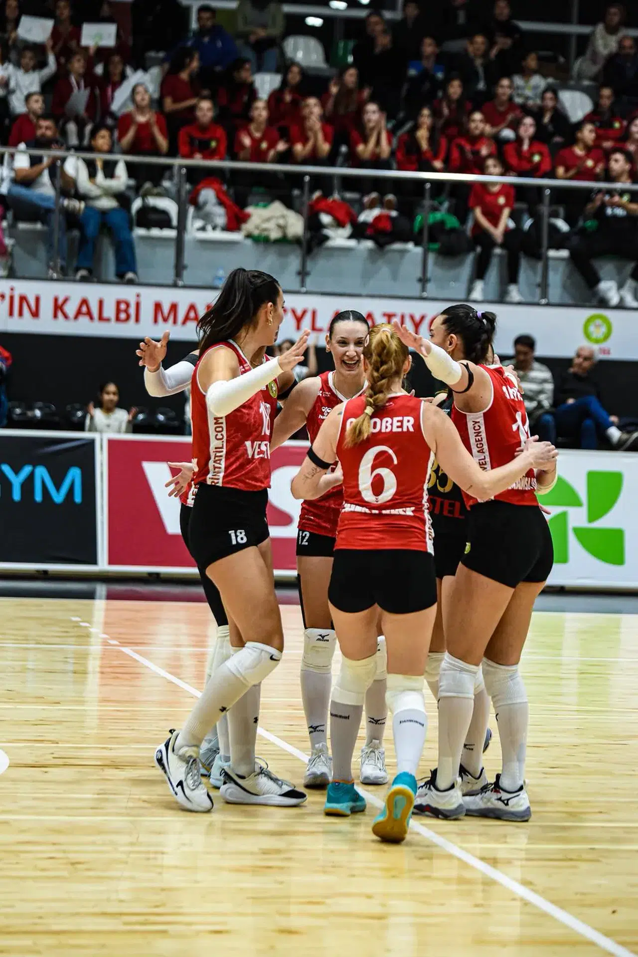 Manisa BBSK 5 setlik mücadele sonunda kazandı