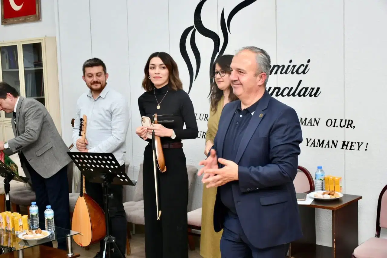 Şarkılar ve mektuplar emekli öğretmenleri duygulandırdı