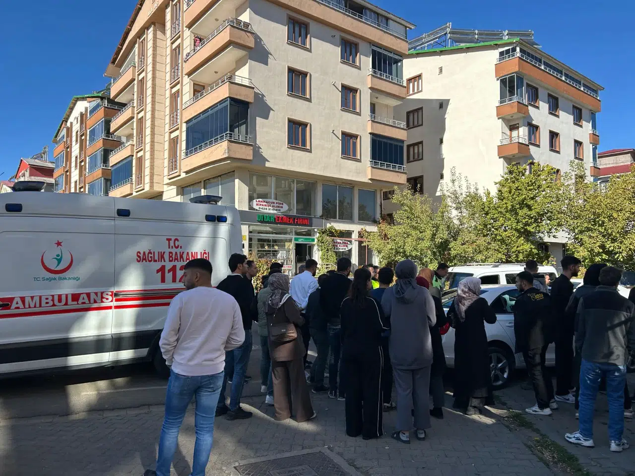 Dersten çıkan öğrencilere otomobil çarptı