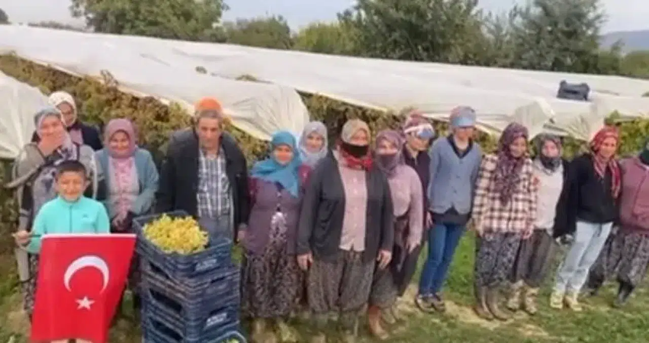 Siren sesini duyan herkes saygı duruşuna geçti