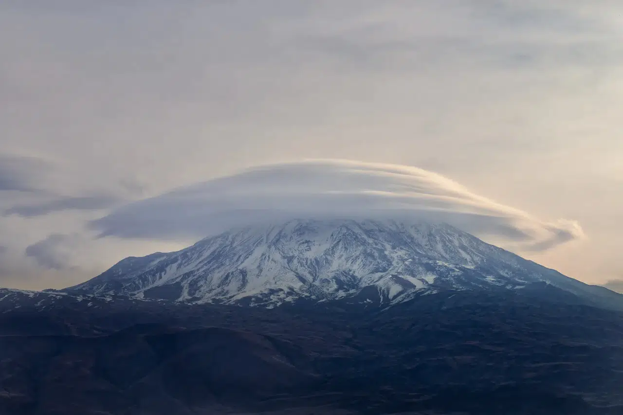 Doğa harikası mercek bulutu görenleri büyüledi