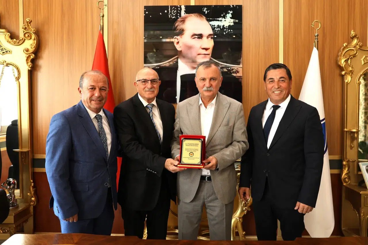 Hemşehri Derneklerinden Başkan Balaban’a teşekkür plaketi
