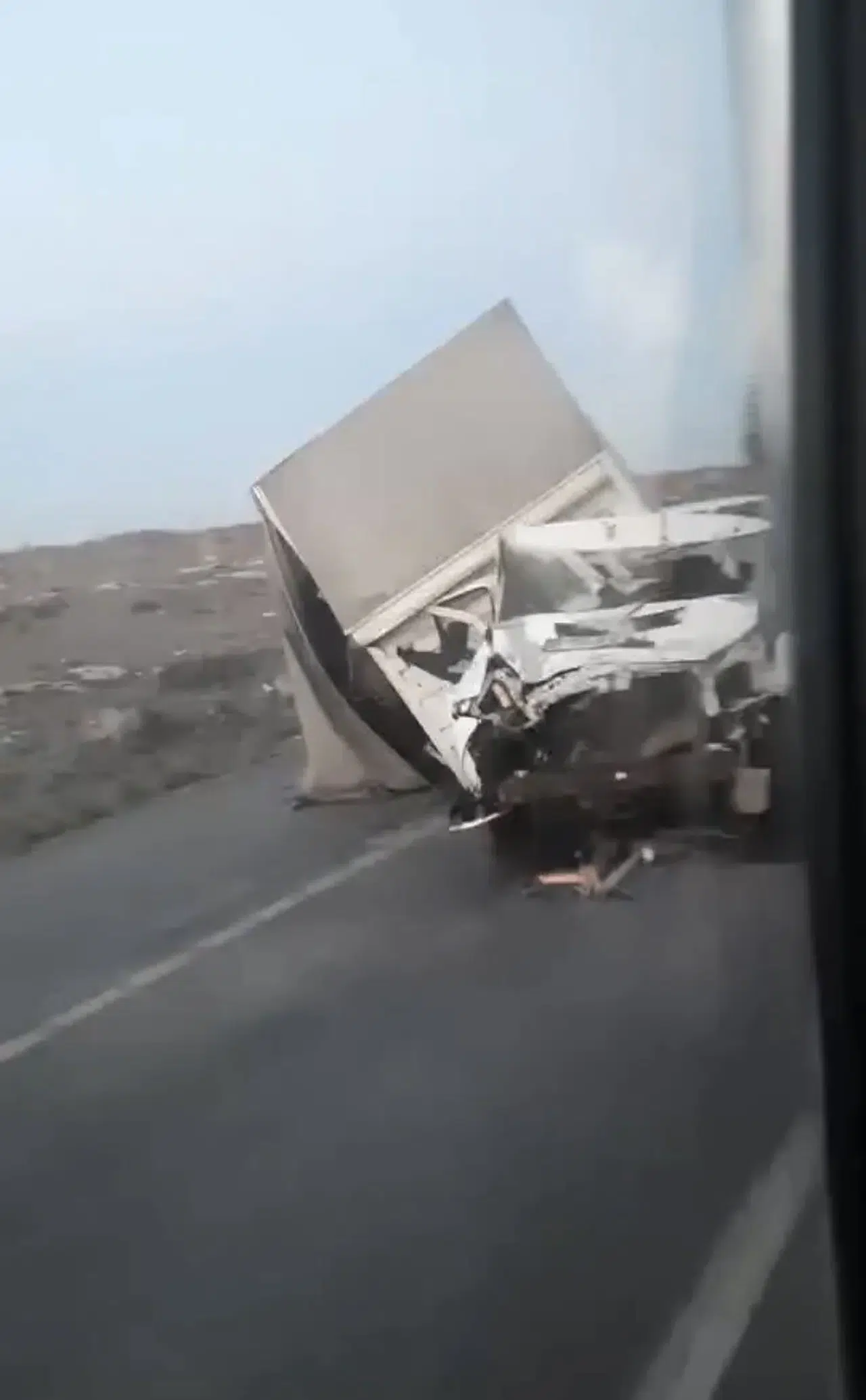 Kamyon kontrolden çıkarak refüje çarptı: 1 yaralı