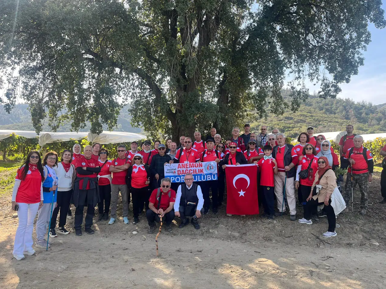 Anemon dağcıları Sarıgöl'ü adımladı