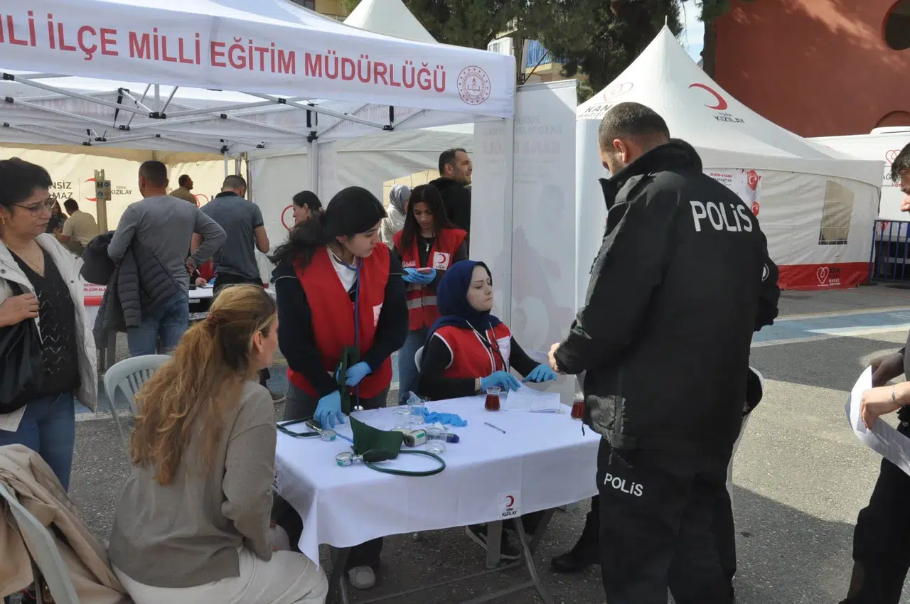 Salihli'den Kızılay'a rekor kan bağışı