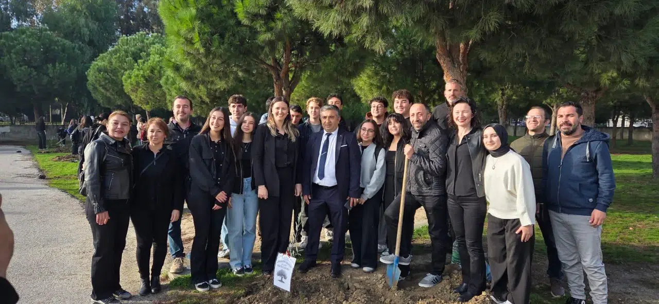 MANİSA TİCARET BORSASI ANADOLU LİSESİ’NDEN YEŞİL VATANA 60 FİDAN