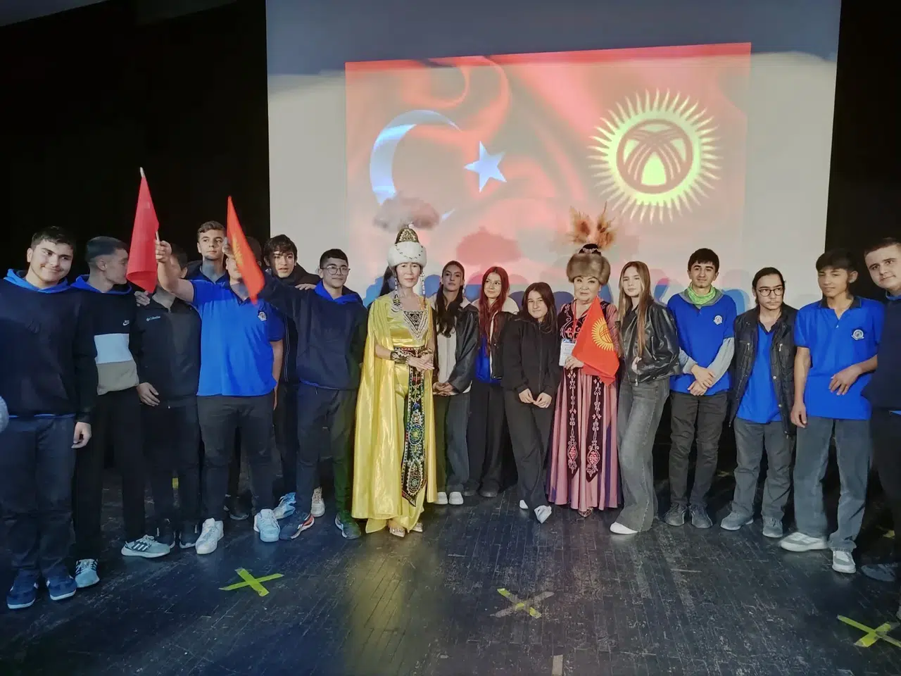 Kırgız sanatçılar geleneksel danslarını sergiledi