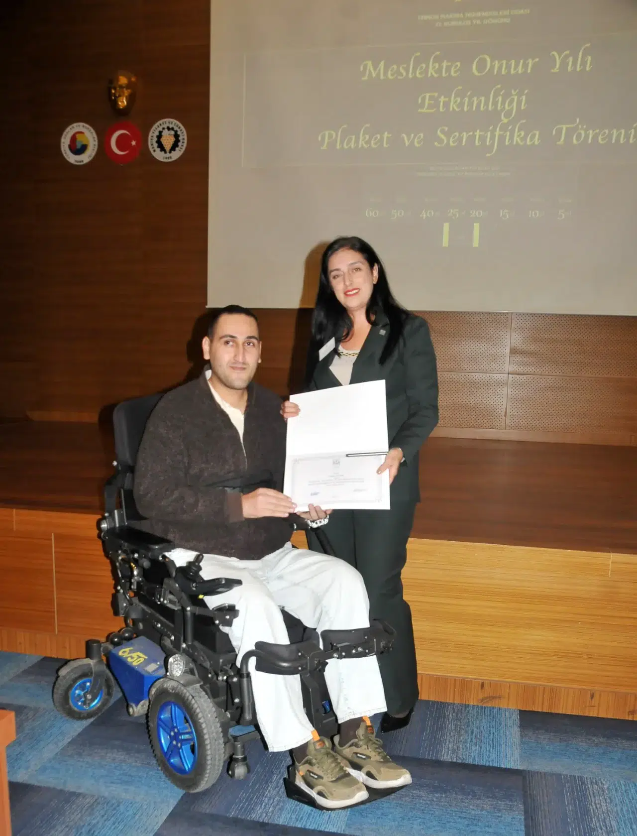 Ödül töreninde duygu dolu anlar