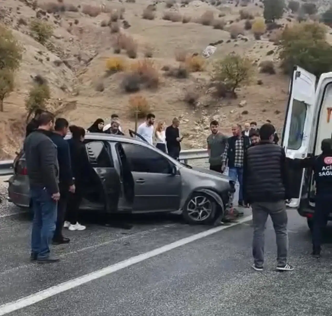 Feci kaza! Sürücü bariyerlere çarpan araçta sıkıştı