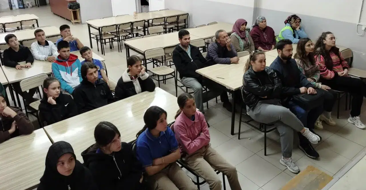 Öğrenci ve köy halkına yangınla mücadele kursu