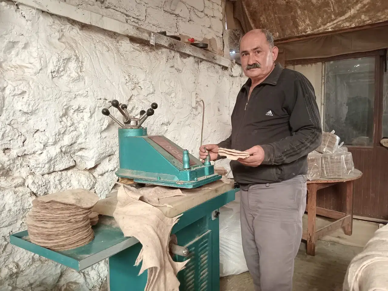 Kuşlar için keçeden yuva yapıyor