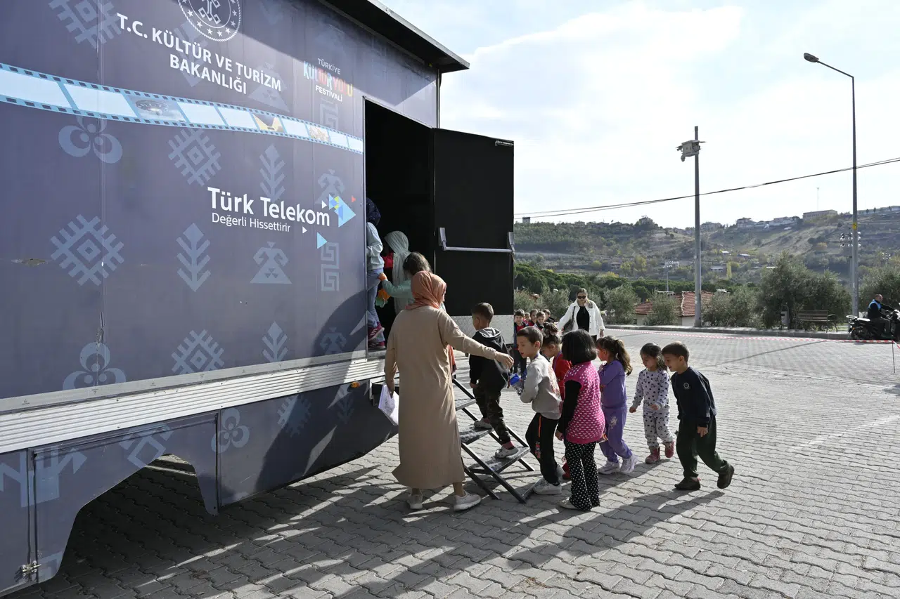 Demirci'de 4 bin öğrenci sinemayla buluştu