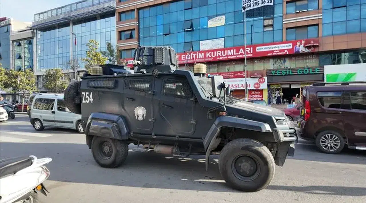 Otele el bombası atıp kaçtı!