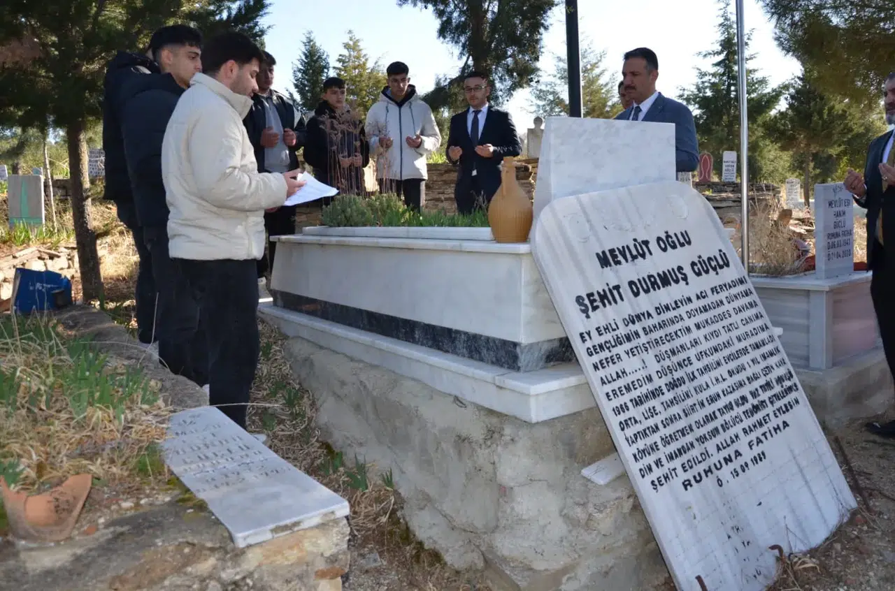 Uğurelli’den Şehit Öğretmen Durmuş Güçlü’nün kabrine ziyaret