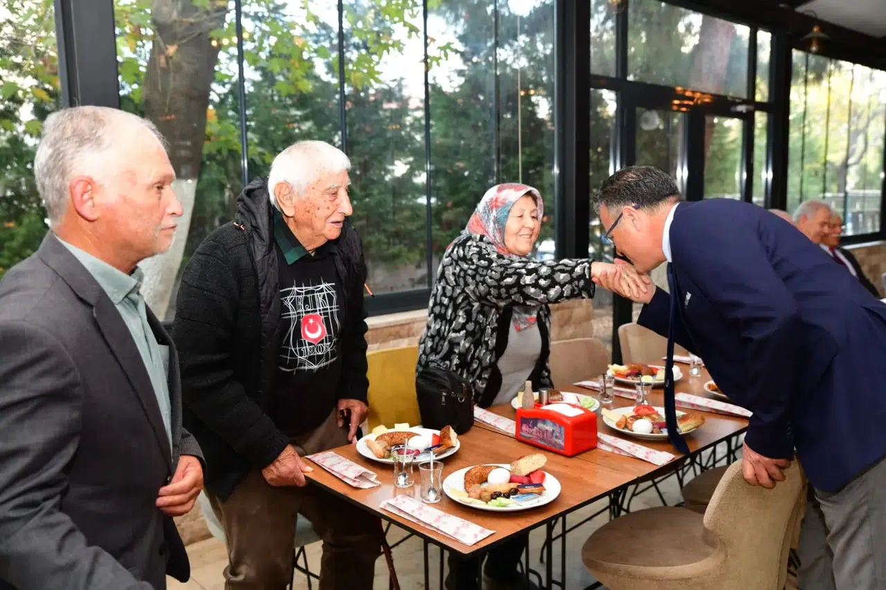 Başkan Öküzcüoğlu emekli öğretmenlerle bir araya geldi