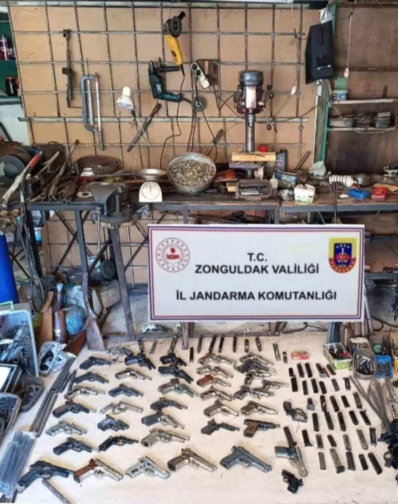 Jandarma kaçak silah imalathanesine baskın yaptı