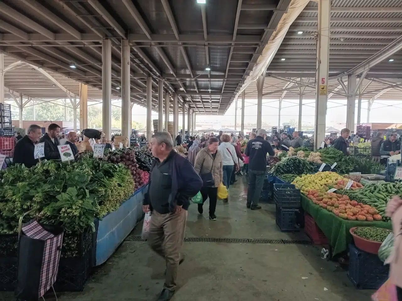Tarlada üreticinin pazarda tüketicinin yüzü gülmüyor