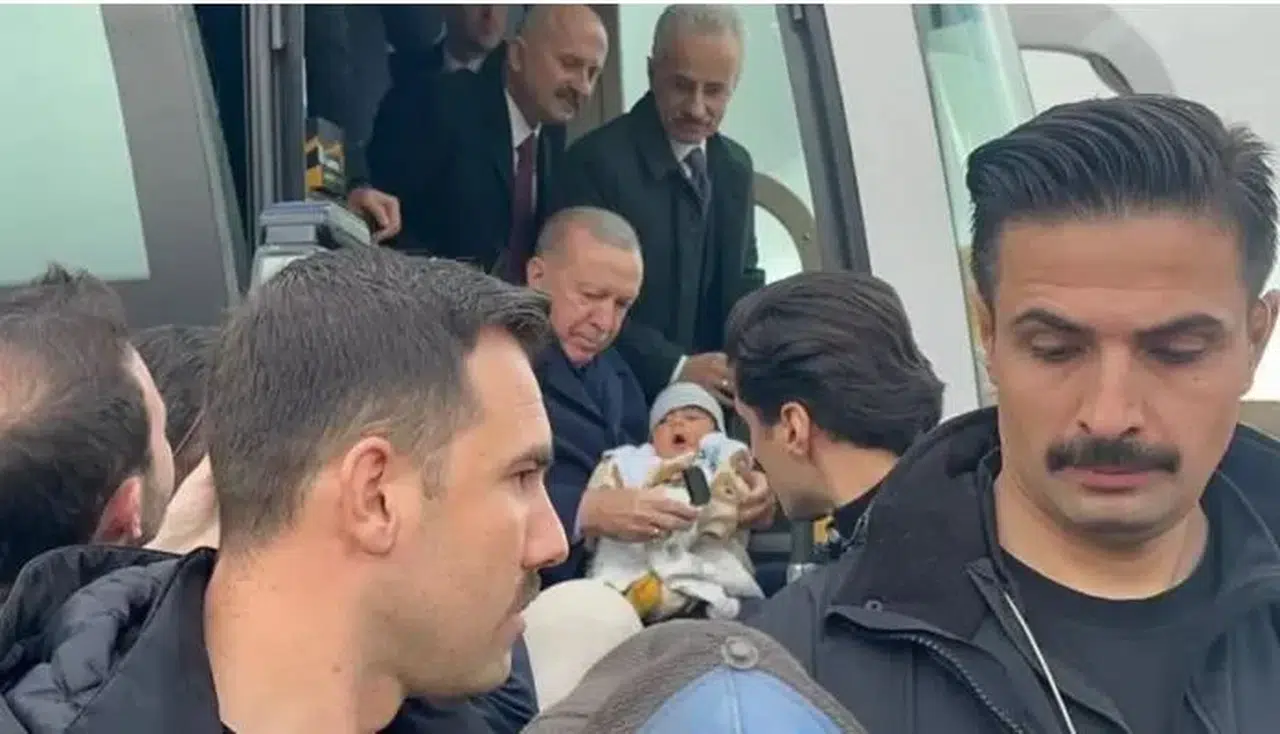 Erdoğan, kalabalığın arasında görünce konvoyu durdurdu