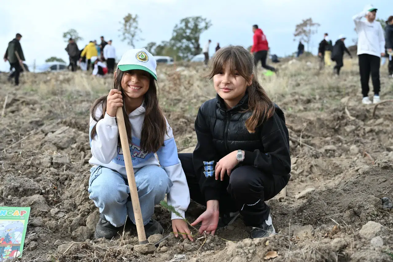 Demirci'de günün anlamına uygun 2 bin fidan dikildi