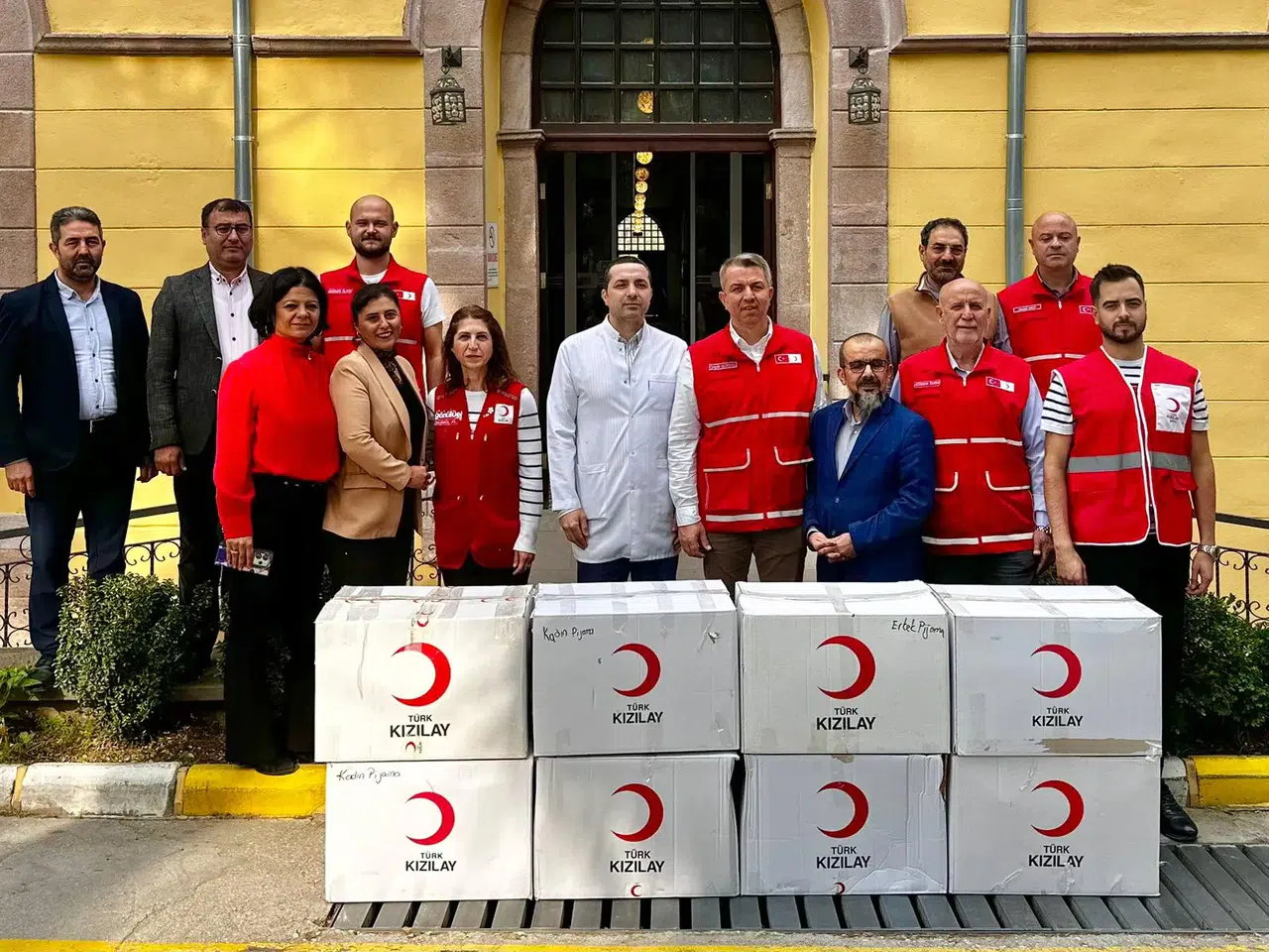 Kızılay’dan tedavi gören vatandaşlara giysi desteği