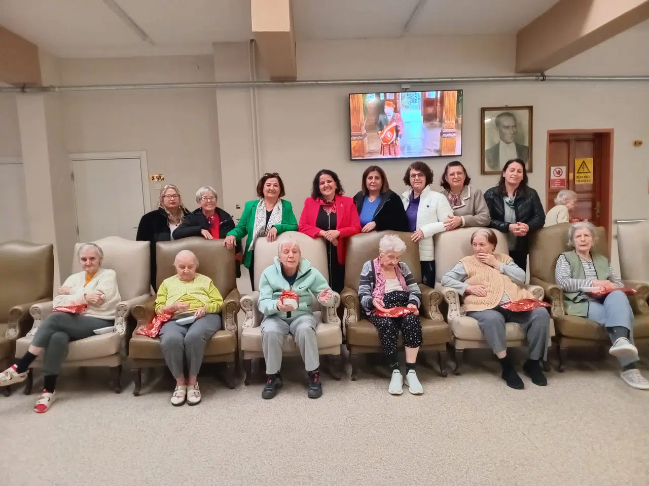 HUZUREVİNDEKİ ÖĞRETMENLER UNUTULMADI