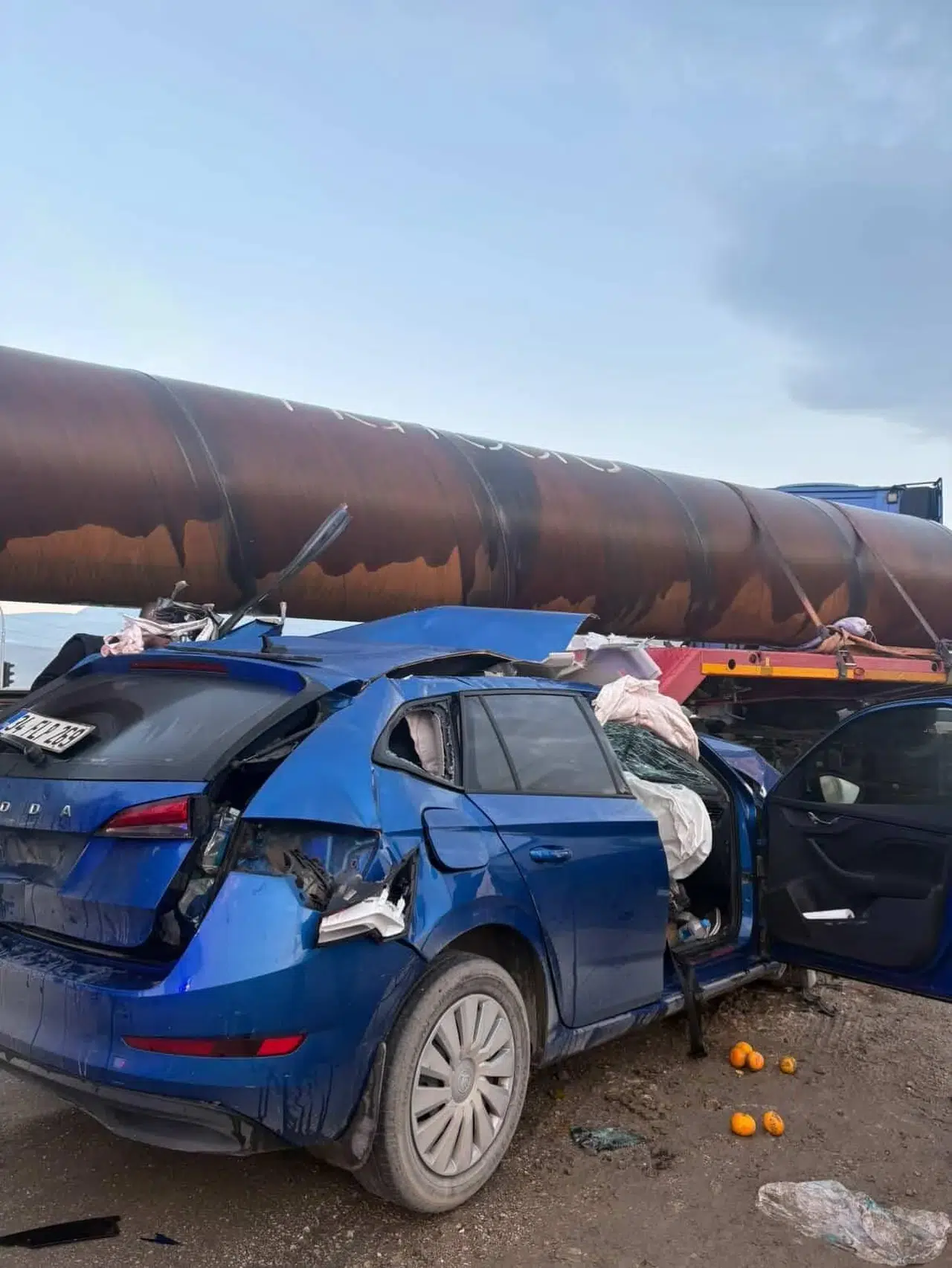 Otomobil demir yüklü tıra çarptı