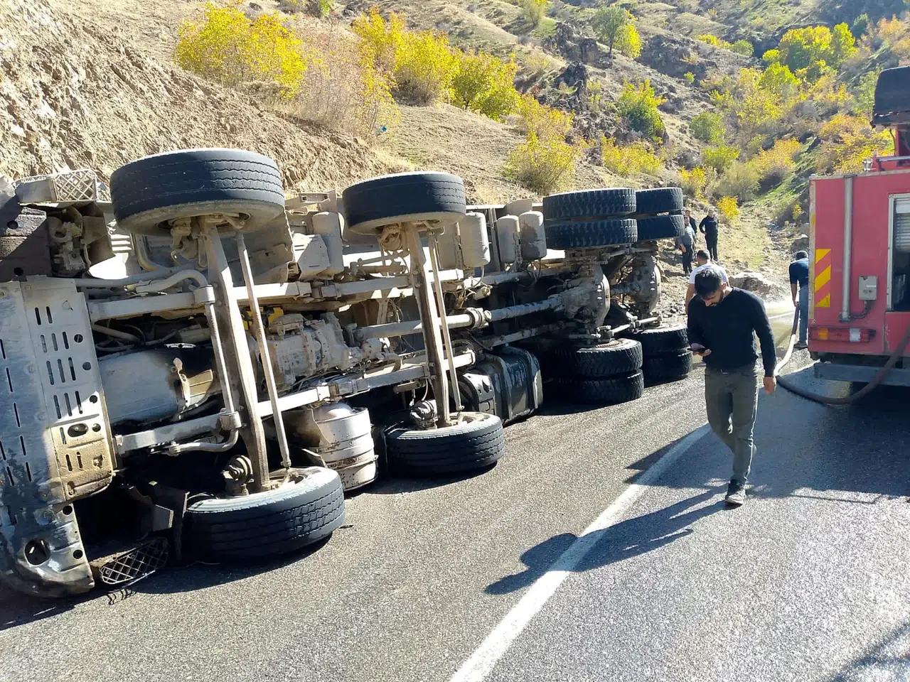 Kontrolden çıkan asfalt yüklü kamyon devrildi