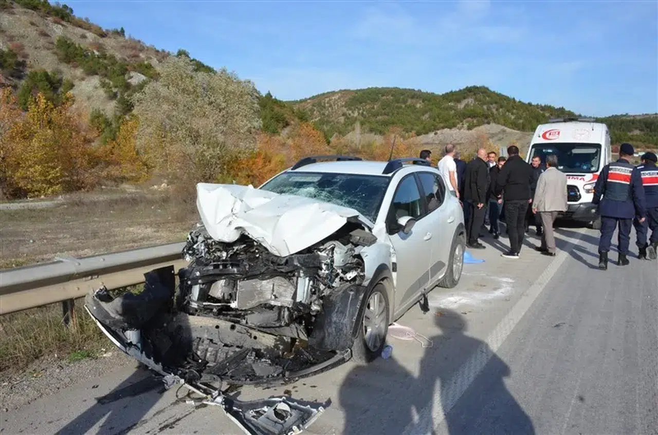 Otomobil ile kamyon çarpıştı: 3 yaralı