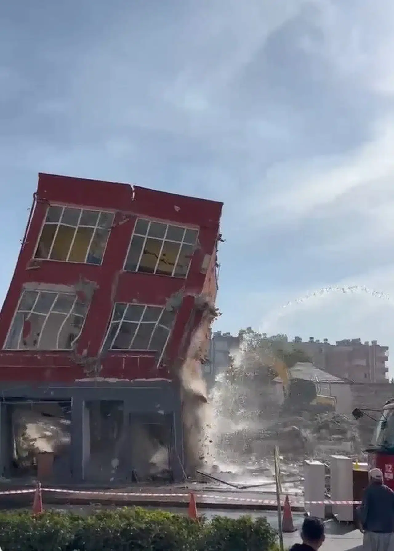 2 katlı bina titreşimle yerle bir oldu