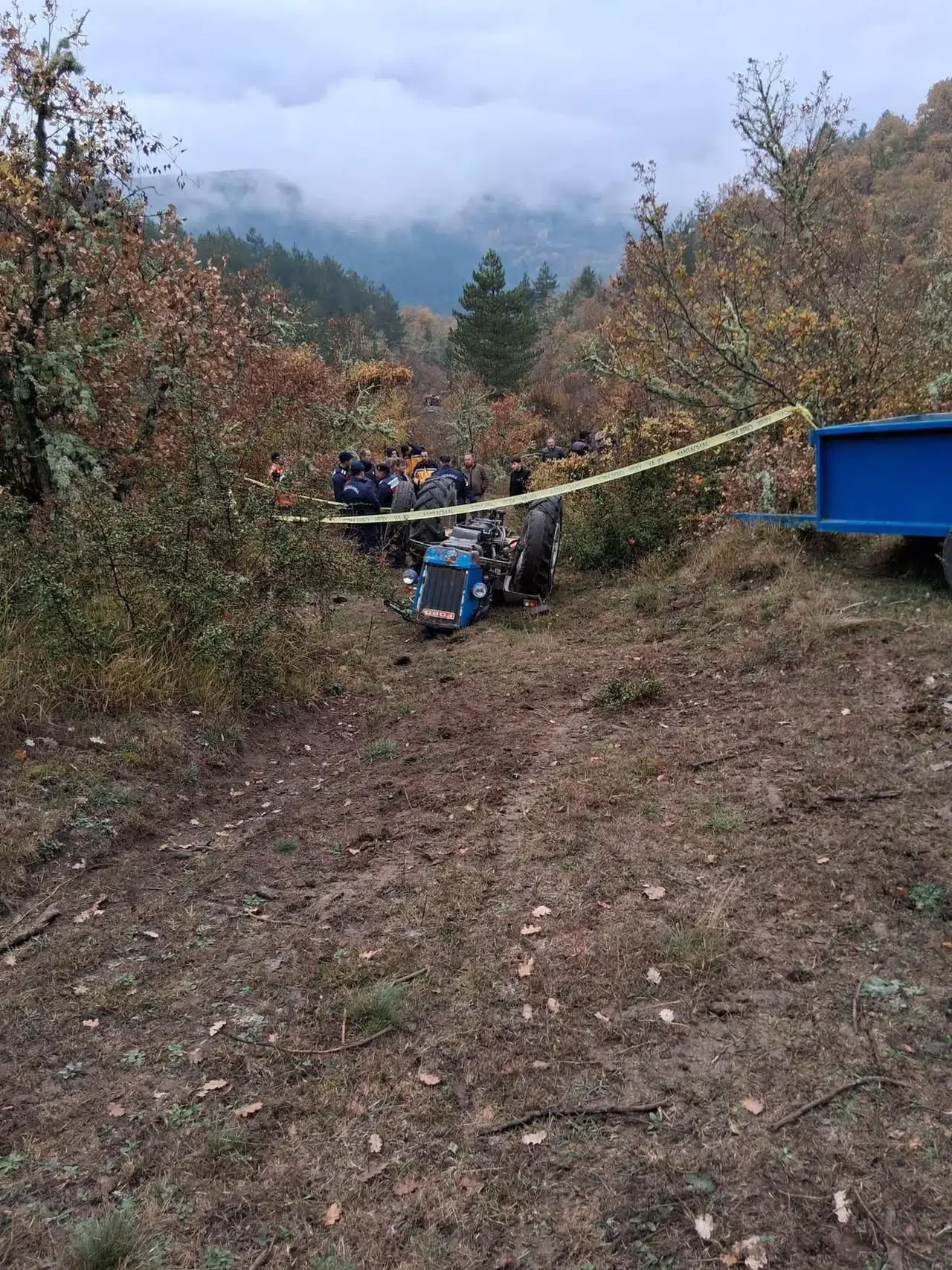 Sürücü devrilen traktörün altında can verdi