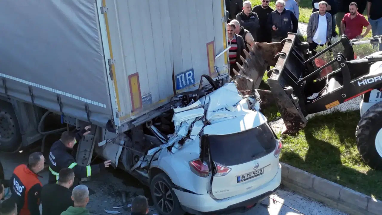 Otomobil tırın altına girdi: 1 ölü