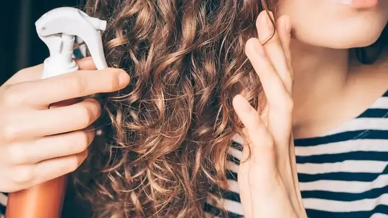 Hızla Yağlanan Saçlara Karşı Evde Çözüm: Saçınız Günlerce Hacimli Kalsın!