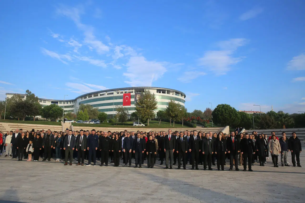 MCBÜ öğrencileri Atasını andı