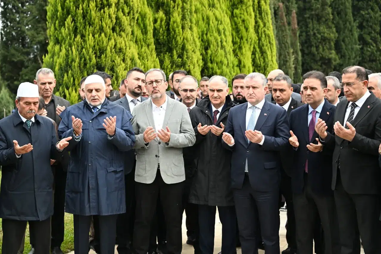 Bakan Osman Aşkın Bak Soma Şehitliğini ziyaret etti