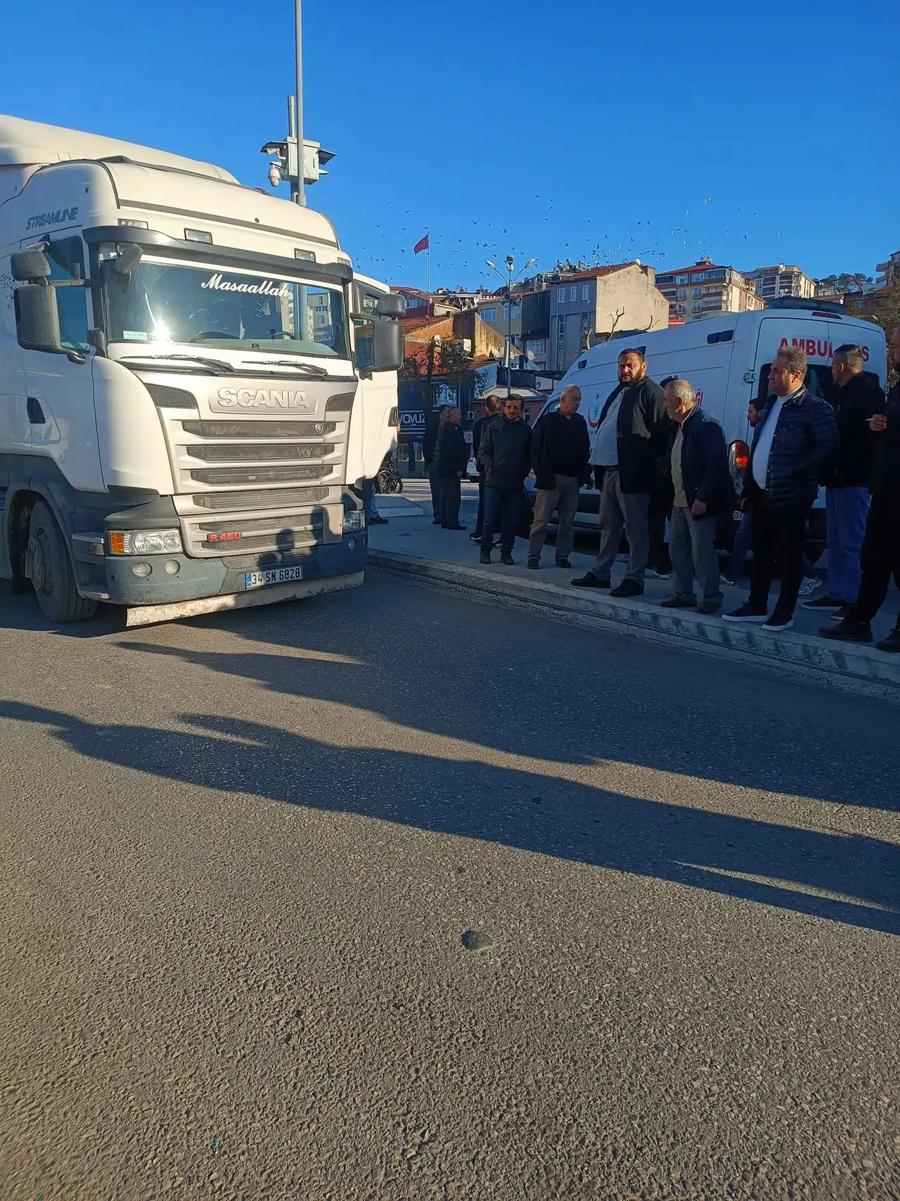 Karşı yola geçmeye çalışan çocuğa tır çarptı: 1 yaralı