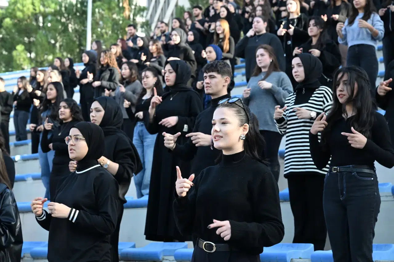 MCBÜ öğrencilerinden işaret dili ile anlamlı gösteri
