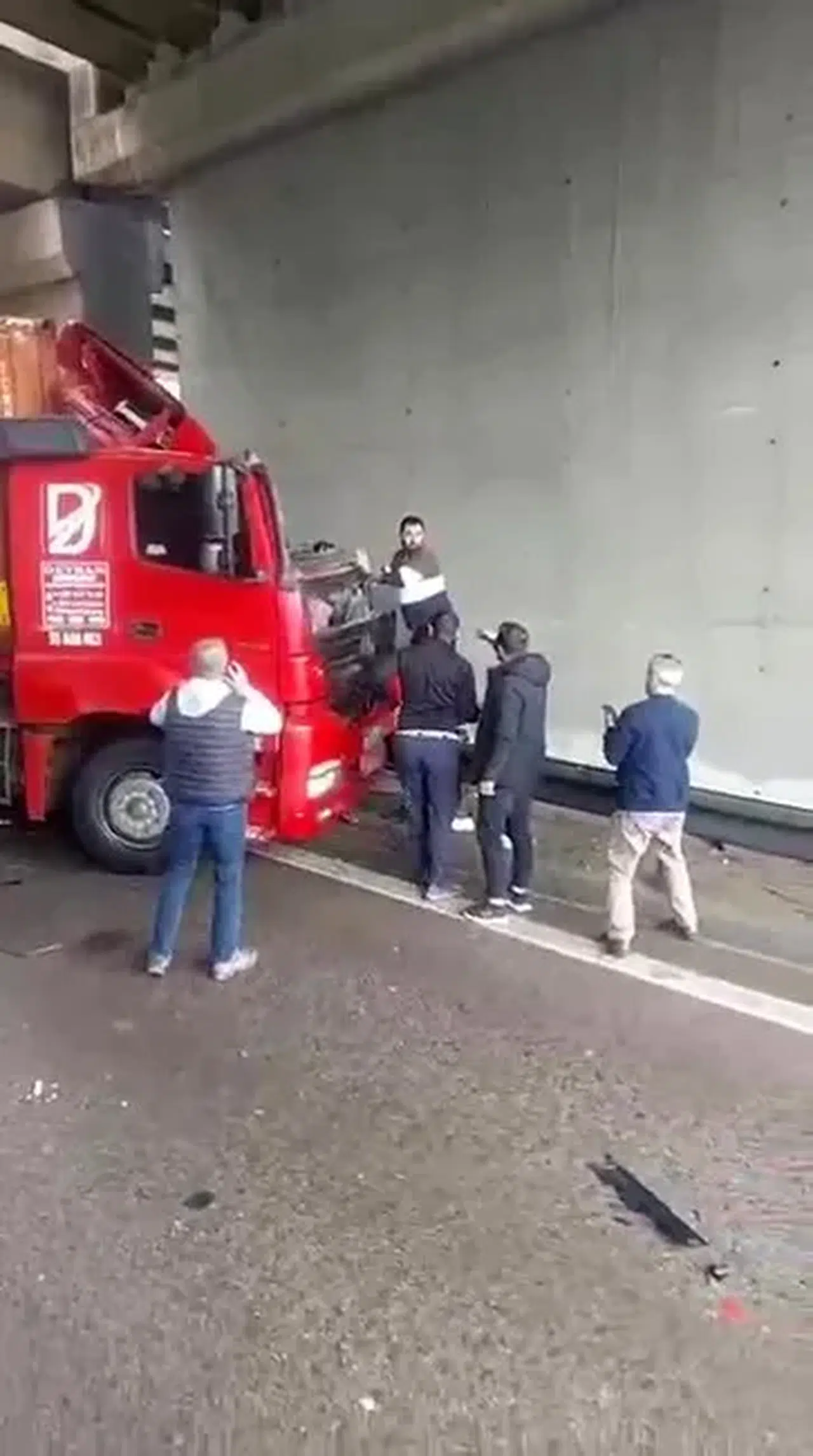 Korkunç kaza: Kendi kullandığı tırın altında can verdi