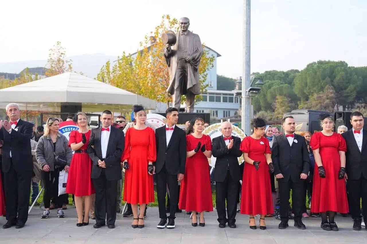 Özel bireylerden Dünya Engelliler Günü’nde anlamlı vals gösterisi