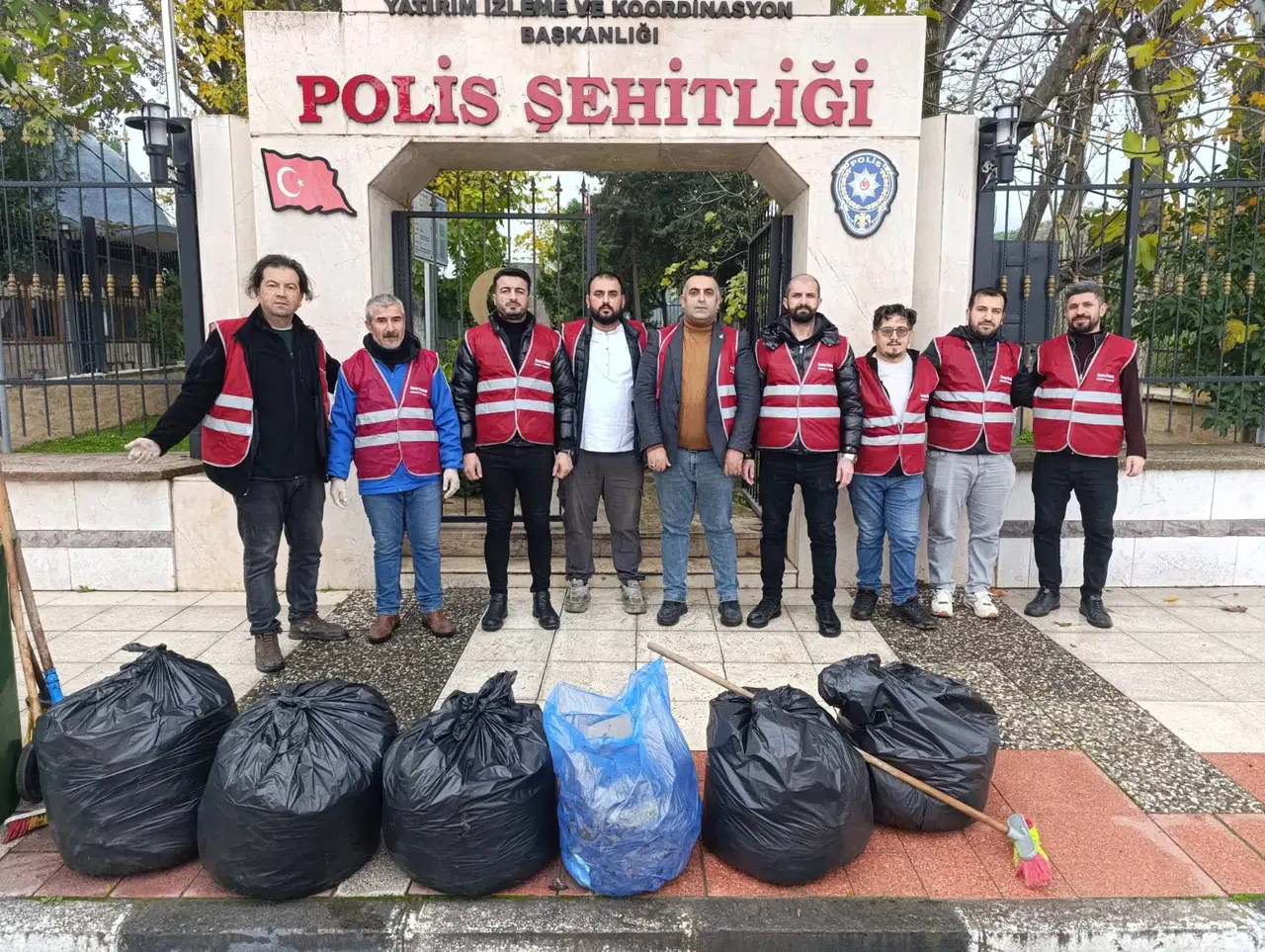 Yeniden Refah Partisi Şehzadeler İlçe Teşkilatı şehitliği temizledi
