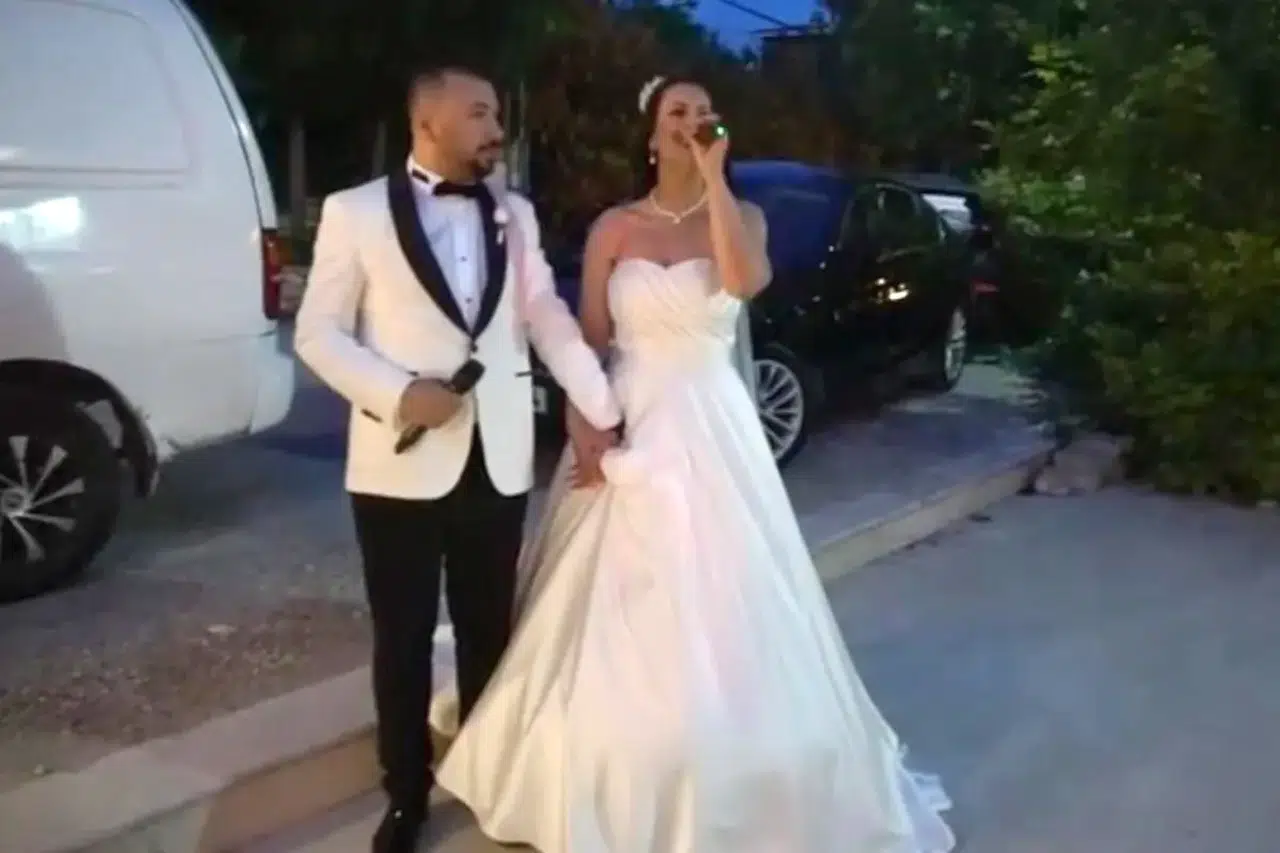 Düğünlerinde söyledikleri şarkı başlarını yaktı!