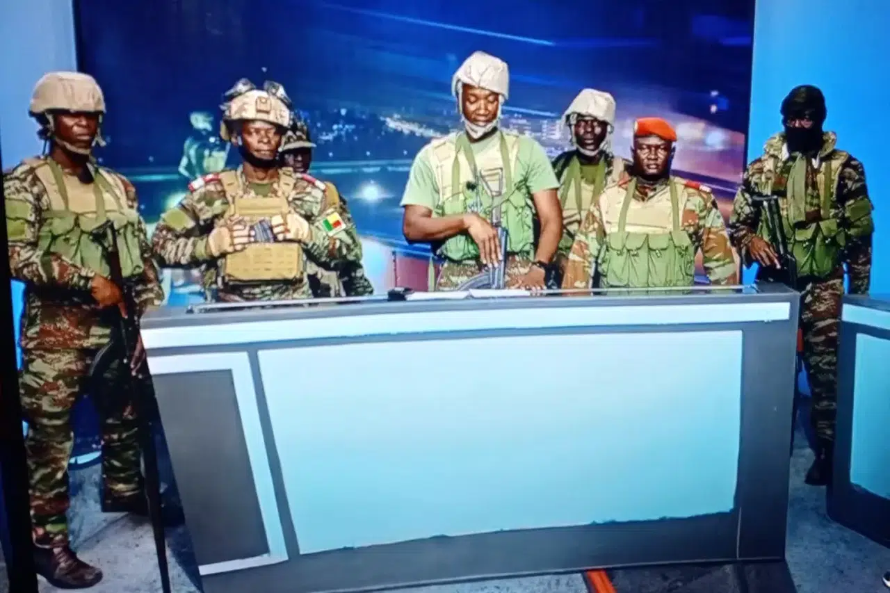 Ülke şokta! Televizyon kanalını değiştiren askerleri karşısında gördü