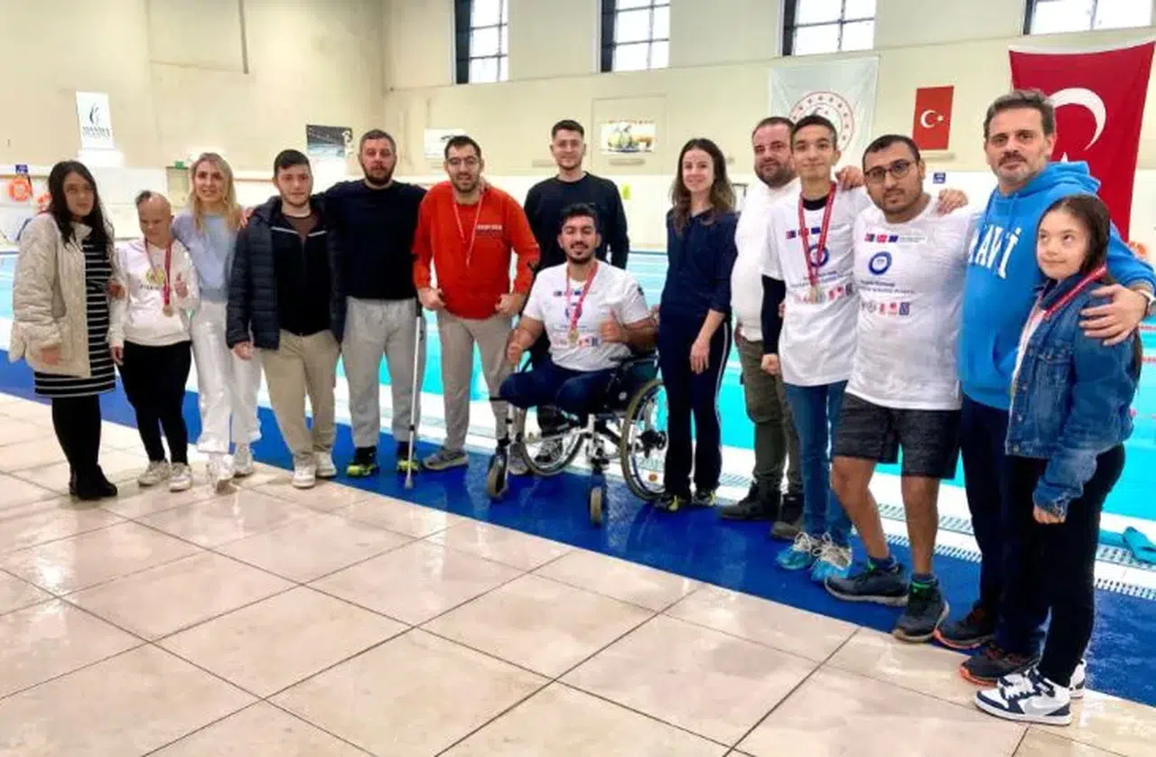 Engelli yüzücülerden muhteşem yarış