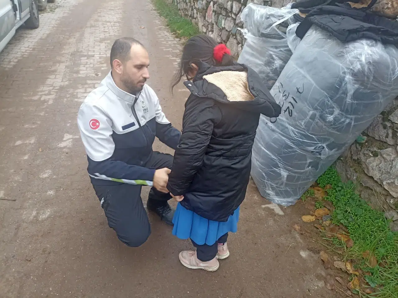 Hayrat Yardım’dan kışlık kıyafet yardımı