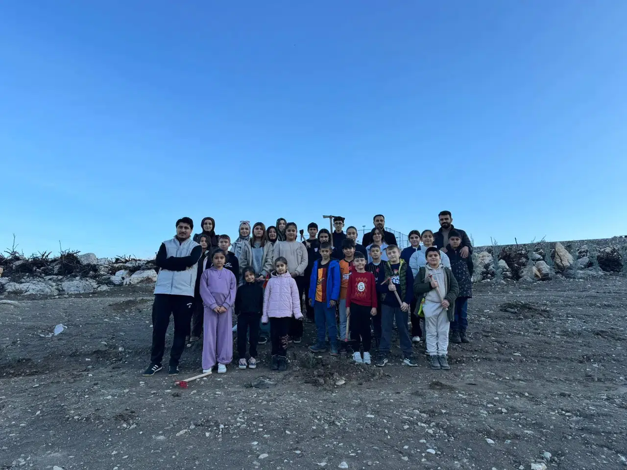 CEVHER DERNEĞİ’NDEN KAYAPINAR’DA ANLAMLI FİDAN DİKİMİ