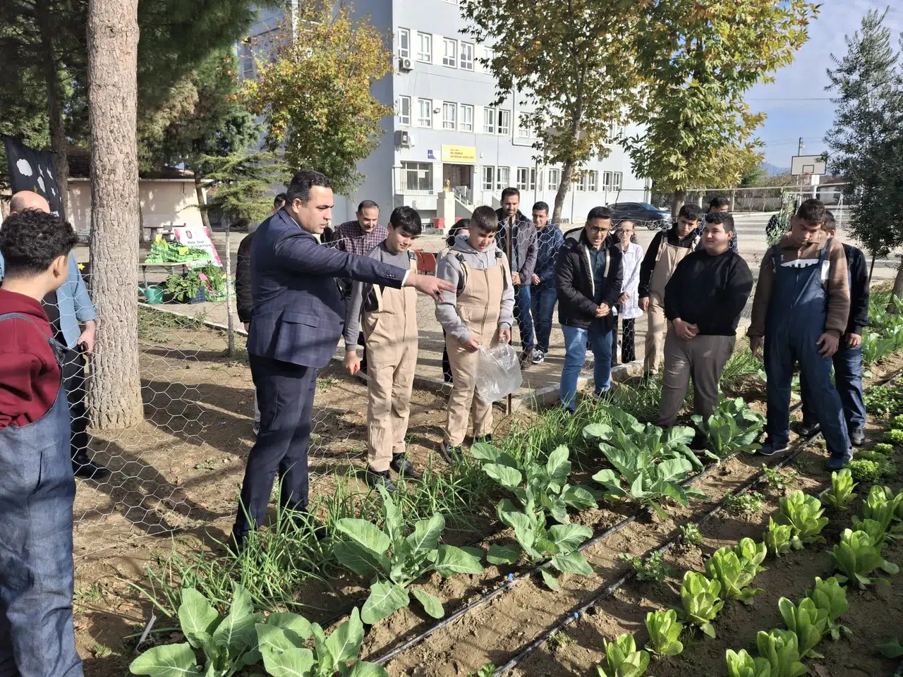 Özel öğrenciler protokol üyeleriyle birlikte hasat yapıp pasta kesti