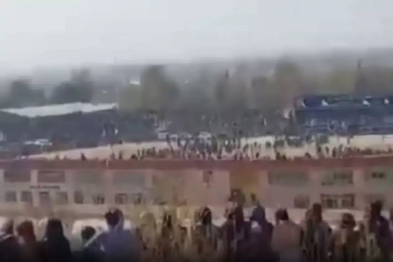 13 yaşındaki çocuk, ailesinin katilini binlerce kişinin önünde öldürdü