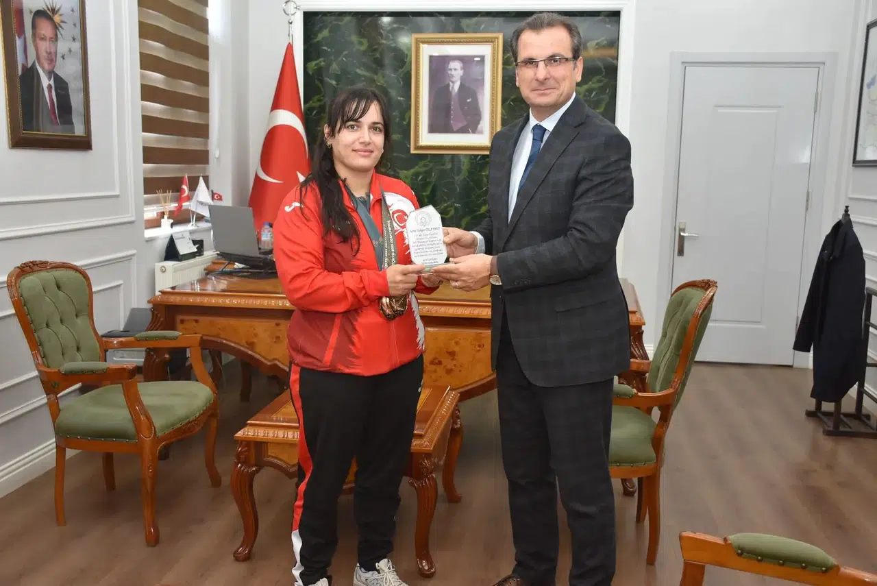 Olimpiyat madalyalı judocuya Kaymakam Güldoğan'dan plaket