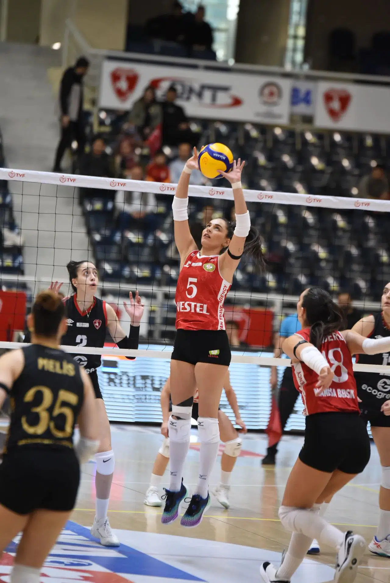 Manisa Büyükşehir’in Sultanları zirveyi sevdi