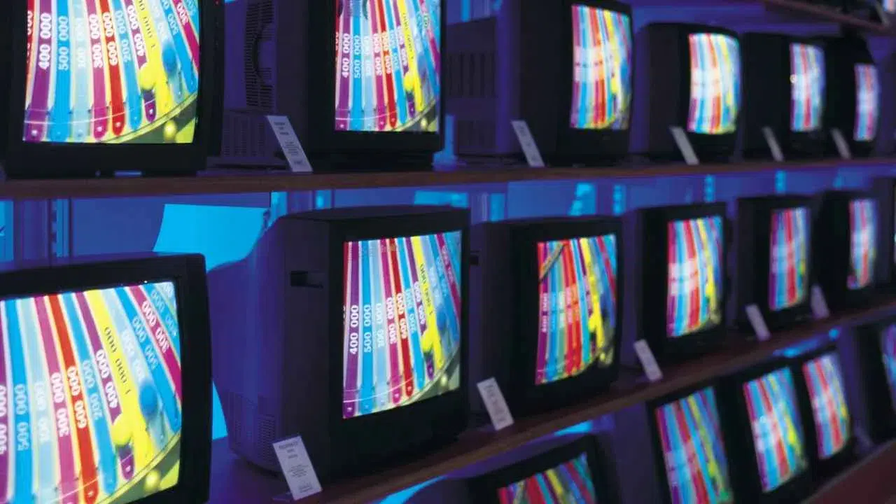 65 yaş üstünün günde kaç saat televizyon izlediği açıklandı